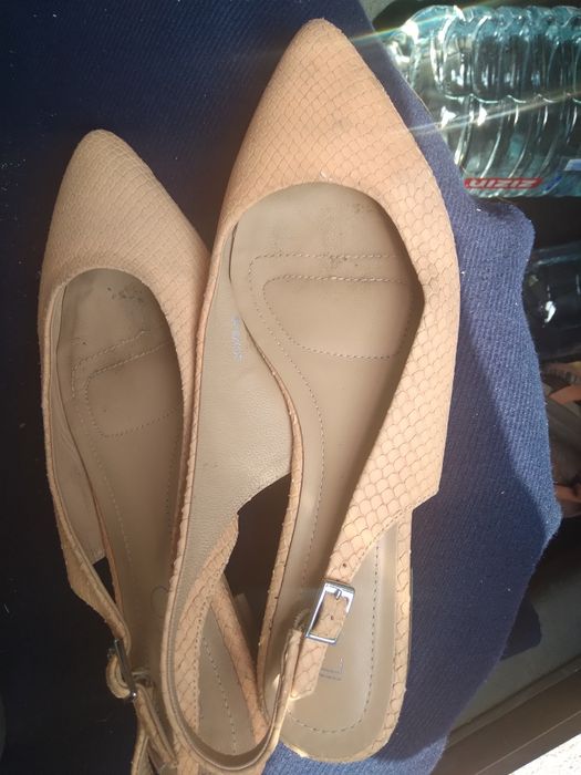 Pantof decupat din piele intoarsa