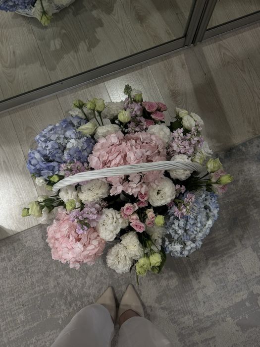 Большая корзина цветов микс в отличном состоянии