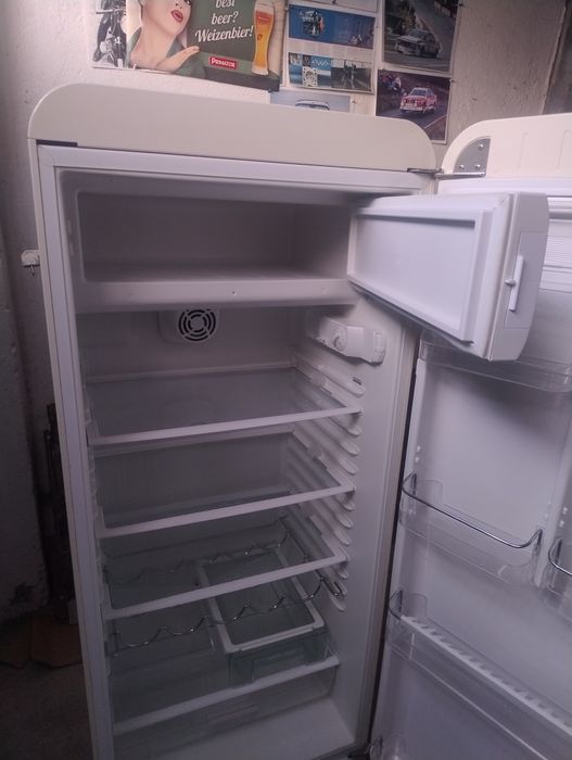 Хладилник Smeg с вътрешна камера