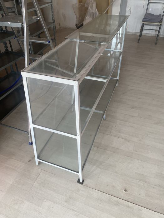 Vitrine sticla din cornier