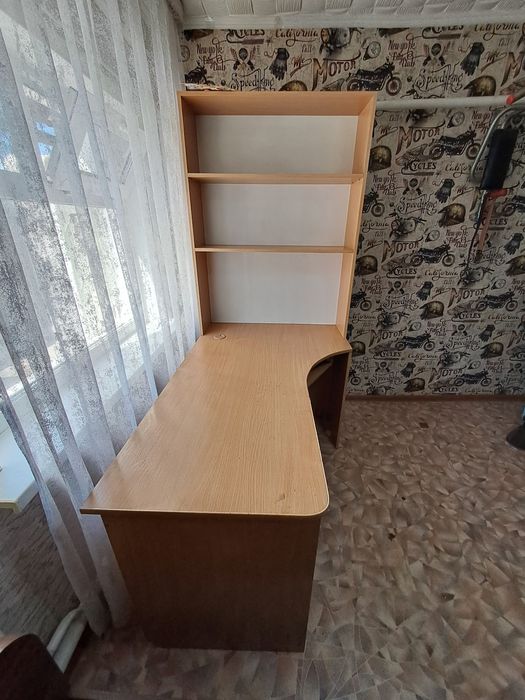 Школьный,компьютерный стол