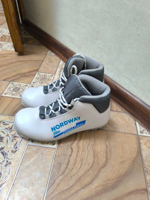 Лыжи в комплекте имеется ботинки