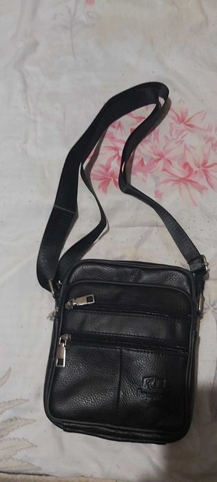 Продавам мъжка черна чанта от естествена кожа с пет отделения с цип