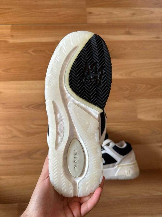 Sneakers Amiri cu eticheta (nu Nike, Gucci, Adidas, Balenciaga)