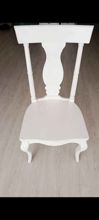 Продам комплект из 4 белых классических стульев