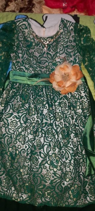 Платье нарядное модное.