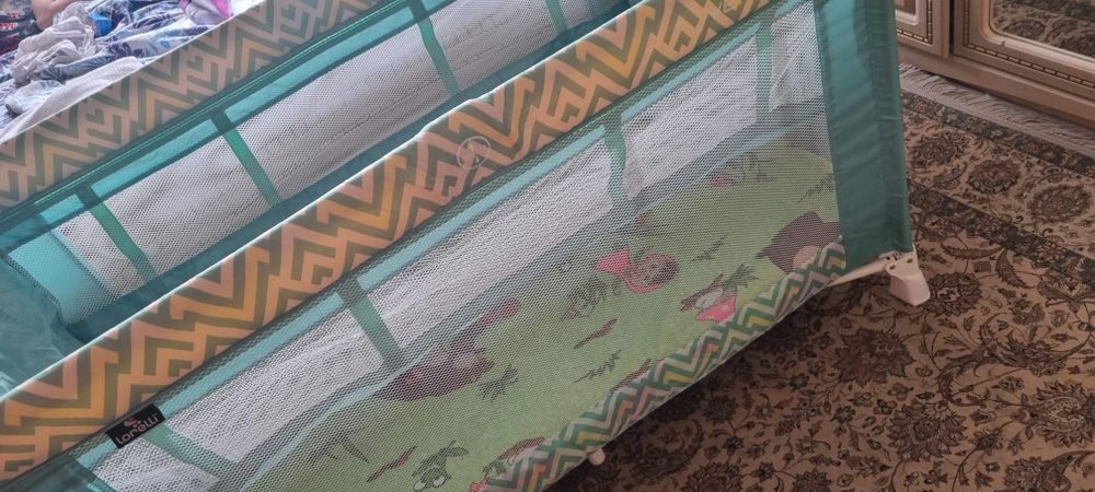 Кроватка манеж с пеленальным столиком.