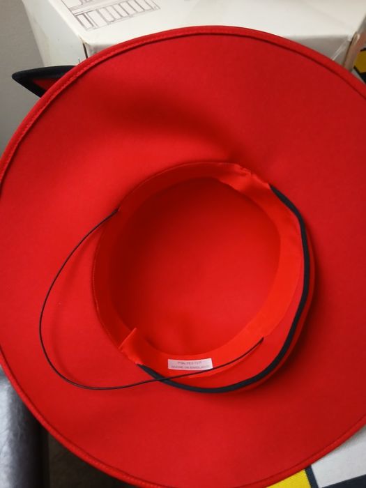 Pălărie roșu pentru ocazii speciale