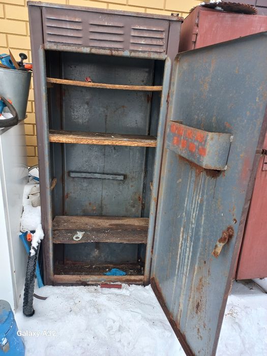 Продам два металлических шкафа