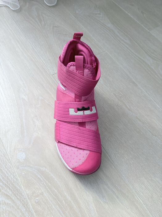 Продам кроссовки Nike