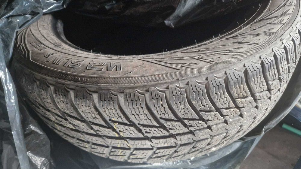 Nokian 235/60/18 зимни гуми