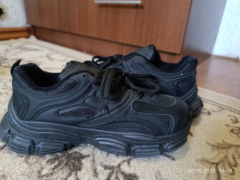 демисезонные кроссовки