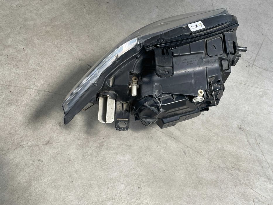 far stanga xenon Bmw seria 1 E81 - E87 LCI facelift