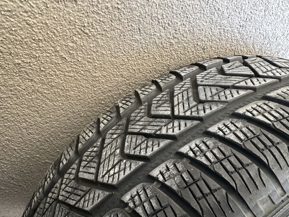 Комплект Pirelli зимни гуми с джанти и тасове от Tiguan 215/65R17