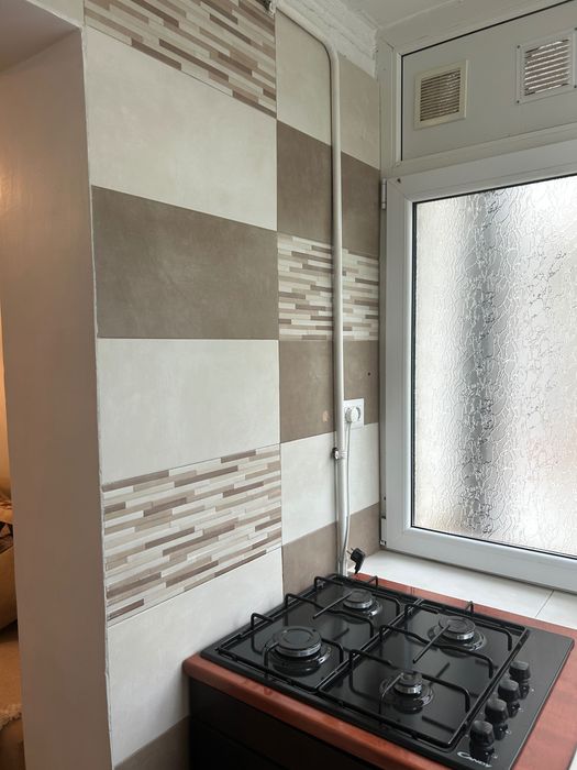 Ofer spre închiriere apartament cu 2 camere, etaj 3, zona centrala
