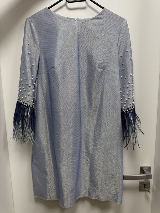 Ефирна дамска рокля с пера и перли