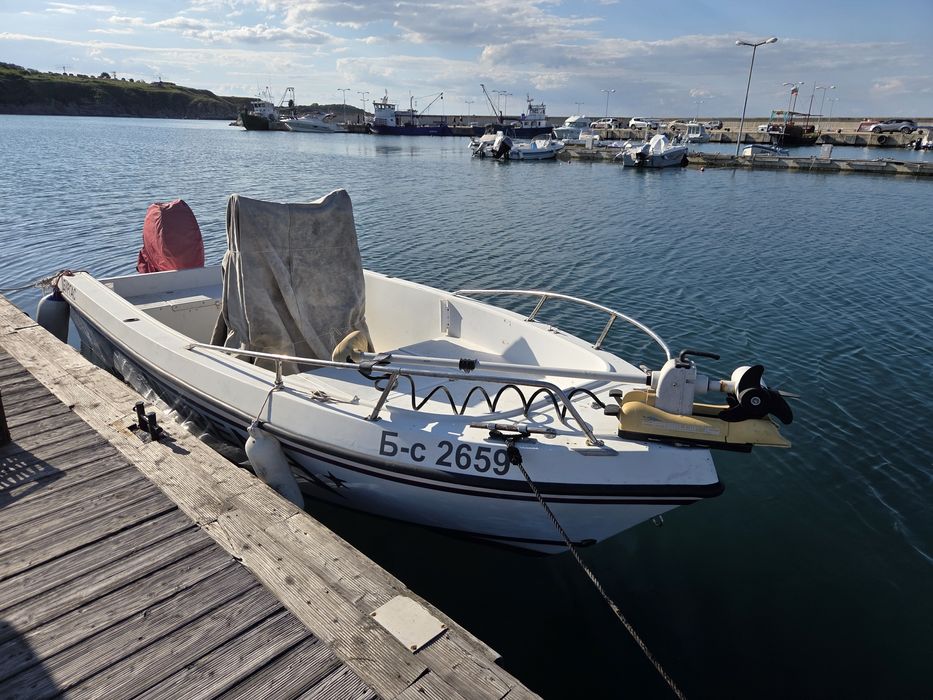 Лодка с двигател