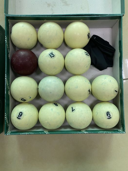 Продаю бильярные шары и кия