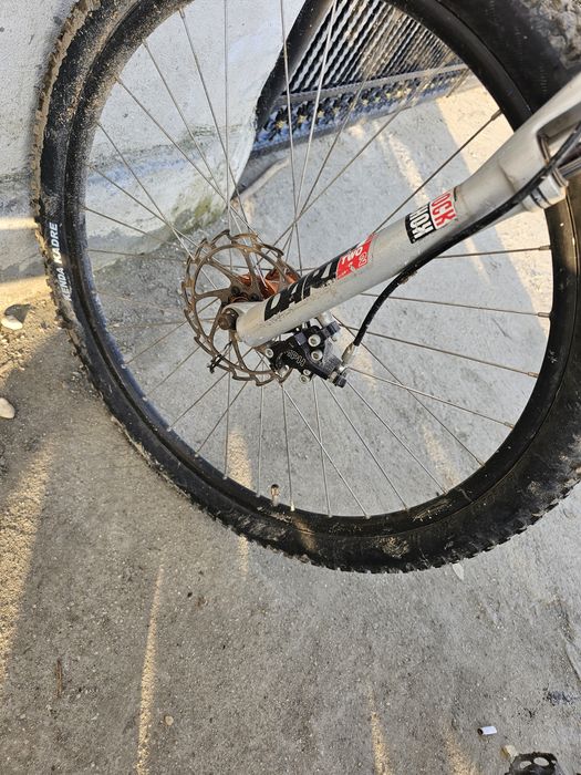 Bicicleta GIANT full carbon frâne pe disc cu cu lichid