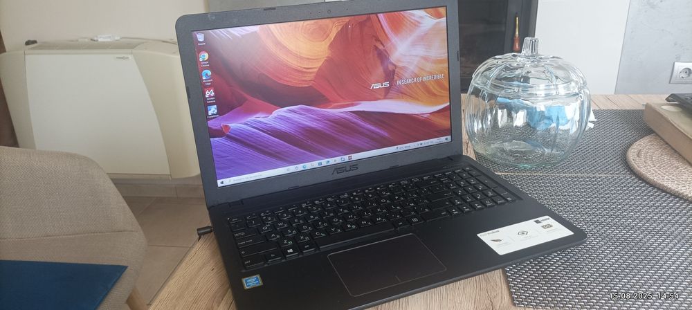 Продавам Asus Vivobook 15 X540UAR