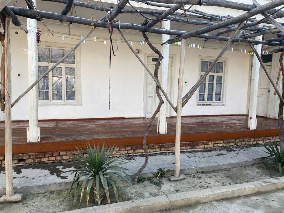 Uy sotiladi furqat tumanida 7 xona uyi bilan 16 sotik dakumenti joyida