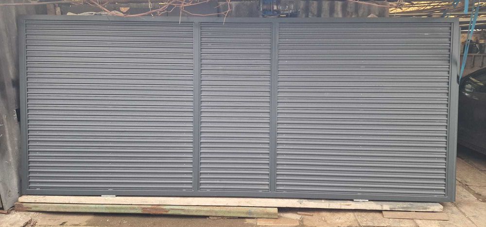 vand poarta culisanta din sipca metalica