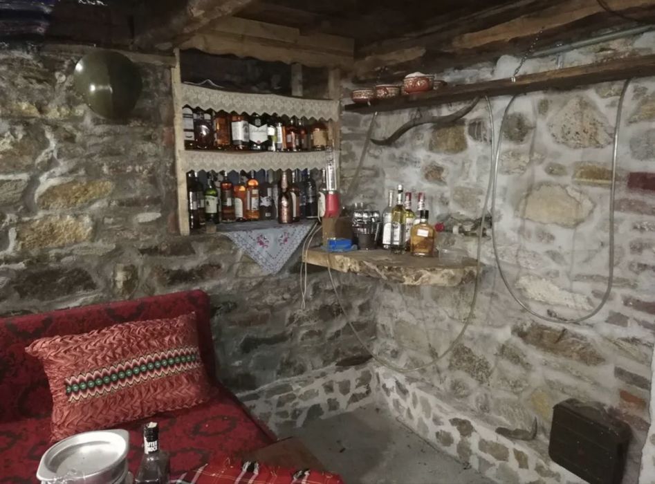 Къща с два двора и гараж готова за живеене