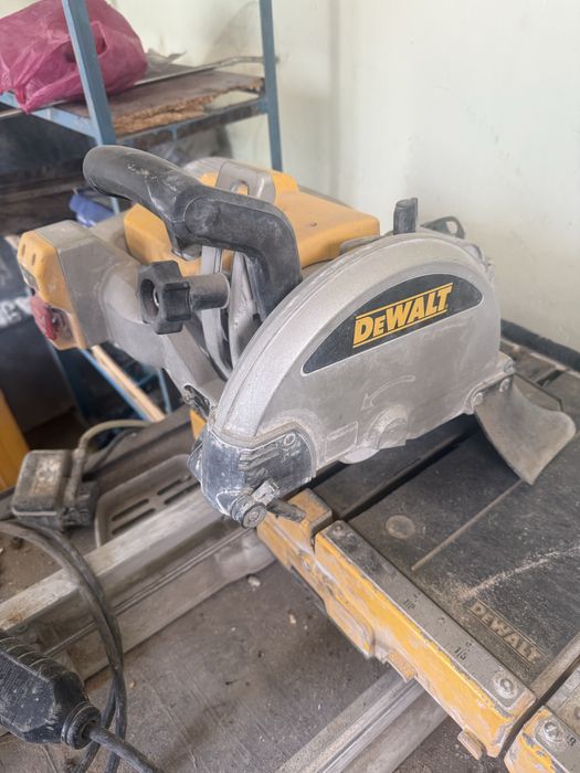 DeWALT D24000.