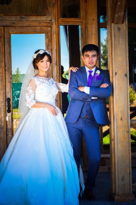 Продам свадебное платье 3d цветочками