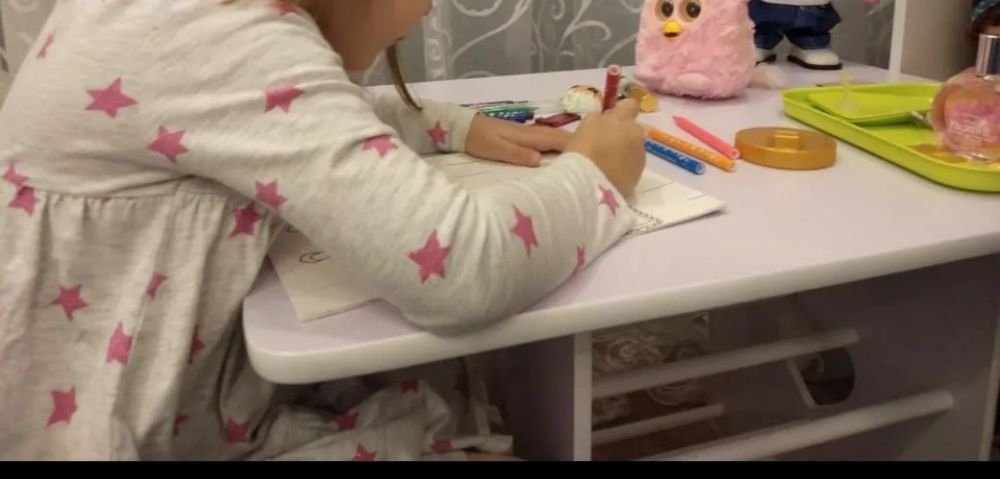 Продам детский стол для девочек розовый