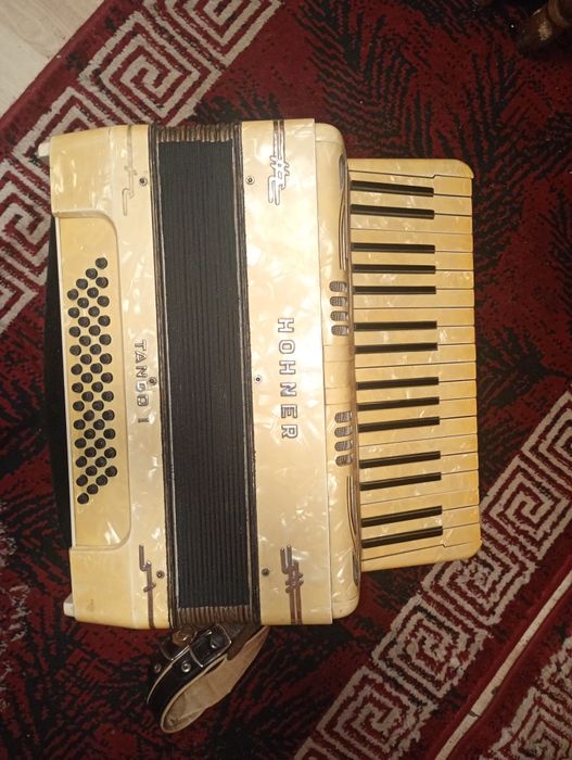 Vând acordeon Hohner tango 1
