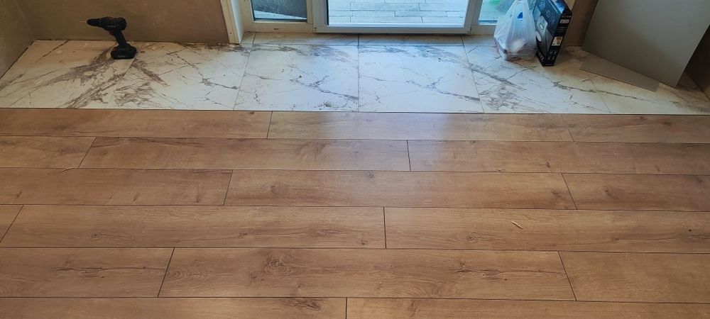 Ламинат, линолеум, паркет, паркет, плинтуса