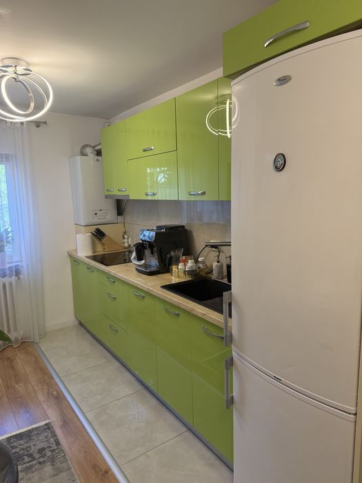Mobilă bucătărie MDF lucios + coloană înaltă + hotă – stare bună