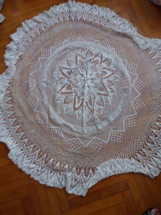 Продавам покривки за кръгла маса на една кука