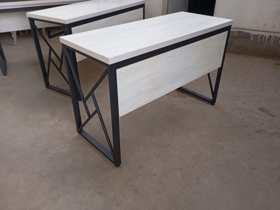 Парта. 600.000 имеются зал ожиданий диван. стулья. скамейки