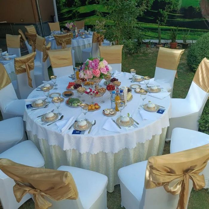 Prakat stol va stullar. Chinni idishlar