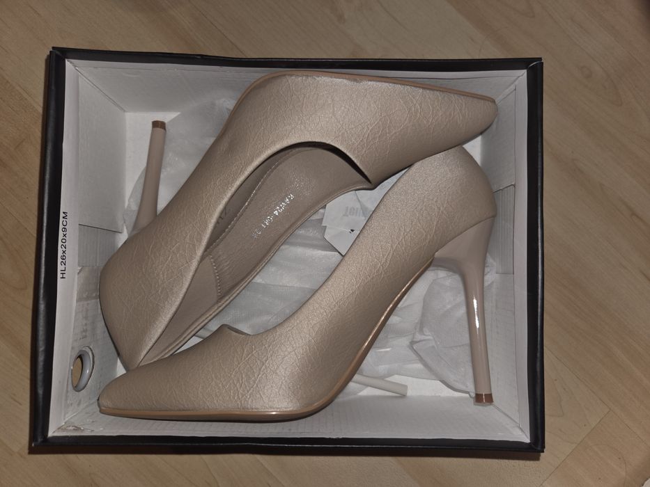 Красиви Дамски Бежови Токчета