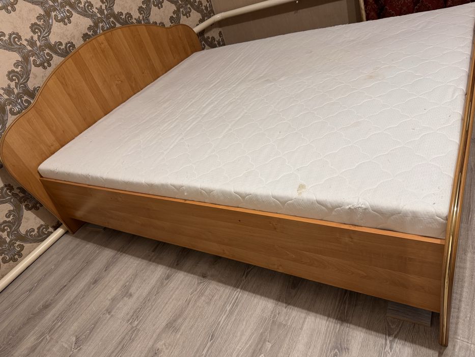 Кровать с матрасом