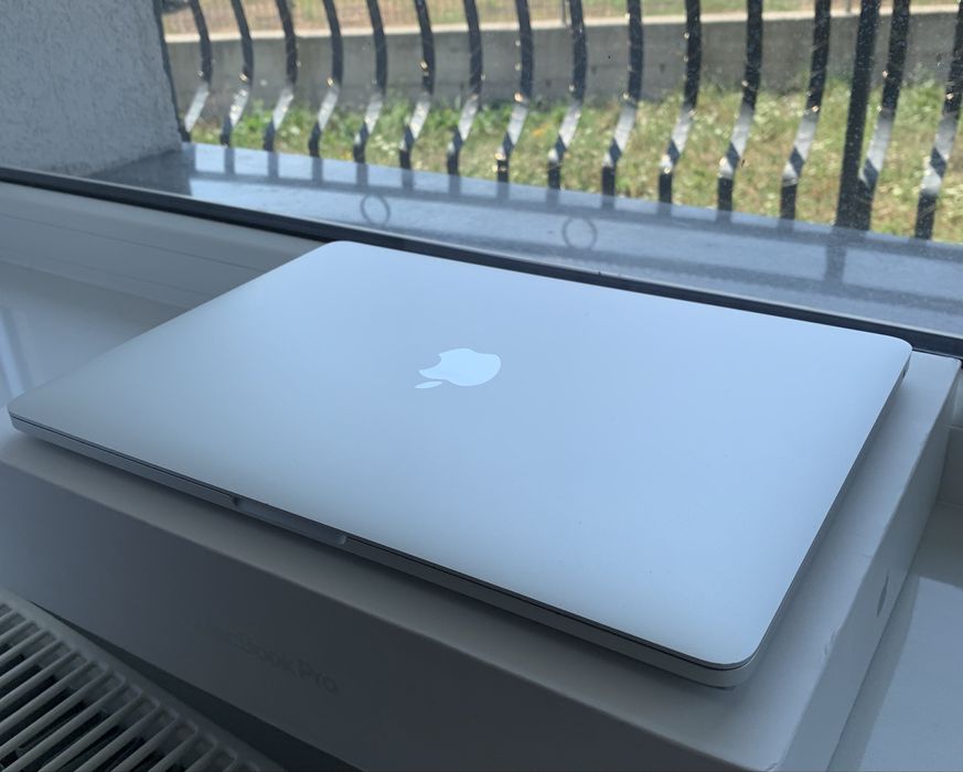 MacBook Pro 13” 2022 M2 | 8GB RAM | 512GB SSD | Touch Bar + Apple Magic Mouse