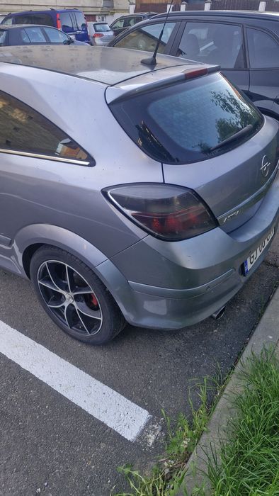 Vând Opel Astra GTC anul 2006 .Mașina funcționează doar că are certificatul reținut pentru că am mers cu ea fără I t p