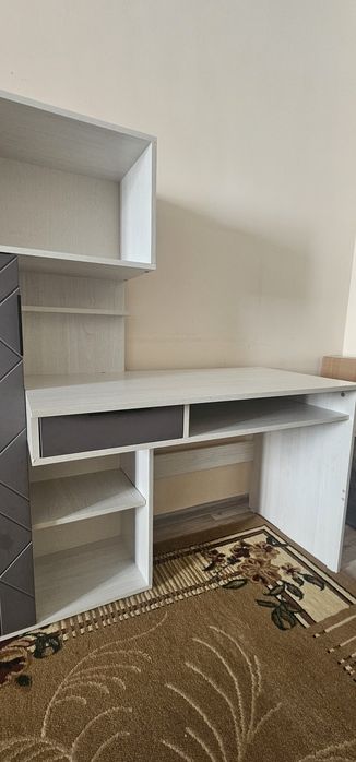 Стол со шкафом в идеальном состоянии