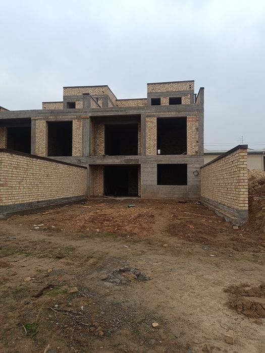 Suv bu'yida havli sanpi oldida