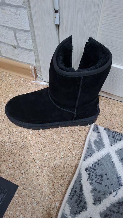 Продам угги новые 42 размер