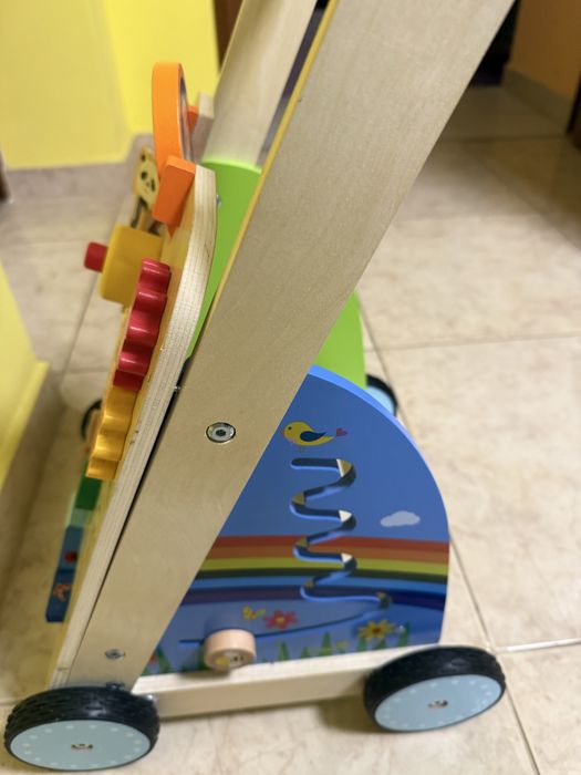 Дървена бебешка проходилка в отлично състояние