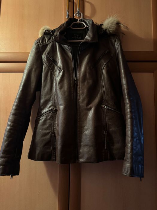Луксозно дамско яке от естествена кожа с качулка и естествен пух
