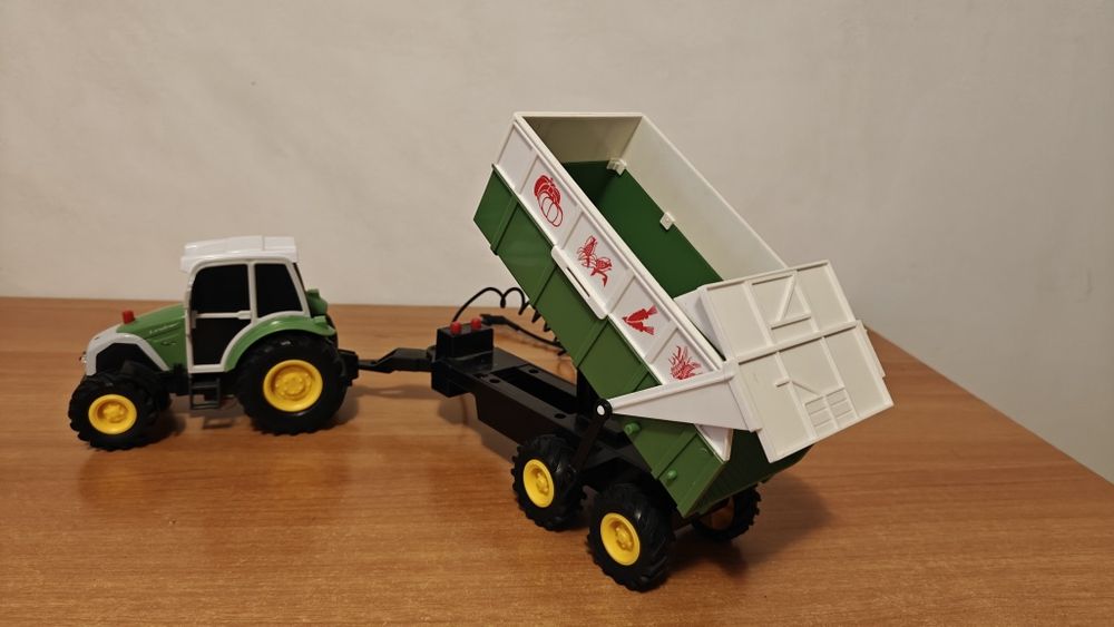 Tractor cu remorca de jucarie
