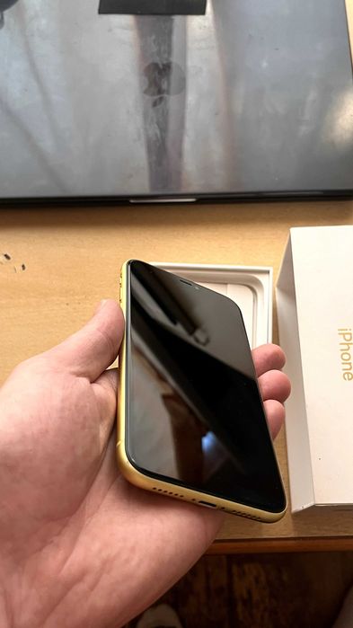 IPhone 11 желтый