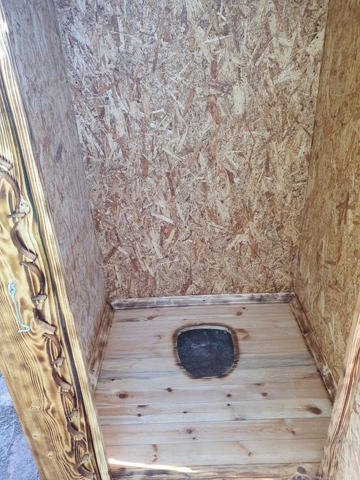 Уличный деревянный туалет