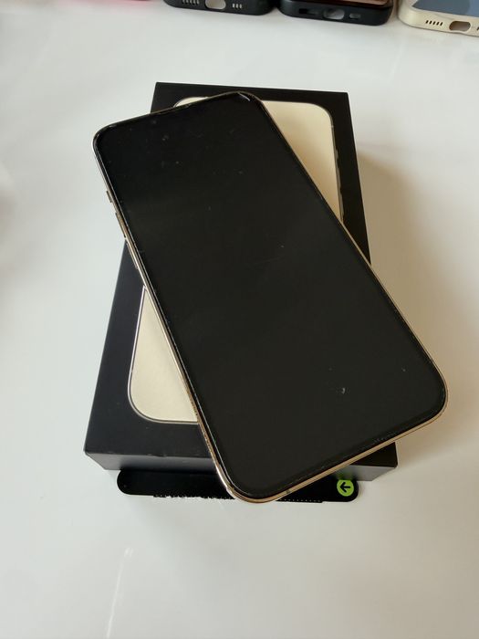 Iphone 13 PRO GOLD 256 GB с протектор и 10 кейса