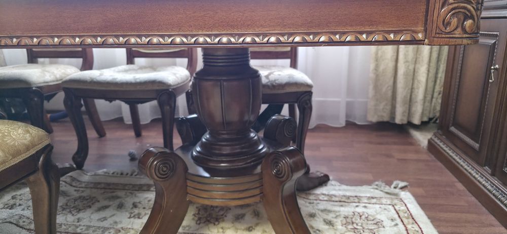 Продам стол обеденный со стульями.